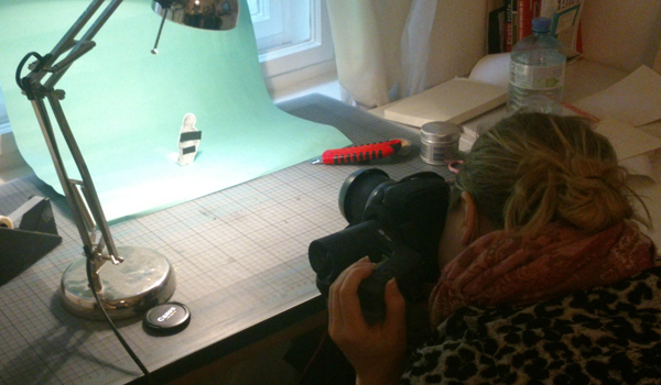 Miriam Horn bei der Arbeit mit der Spiegelreflexkamera