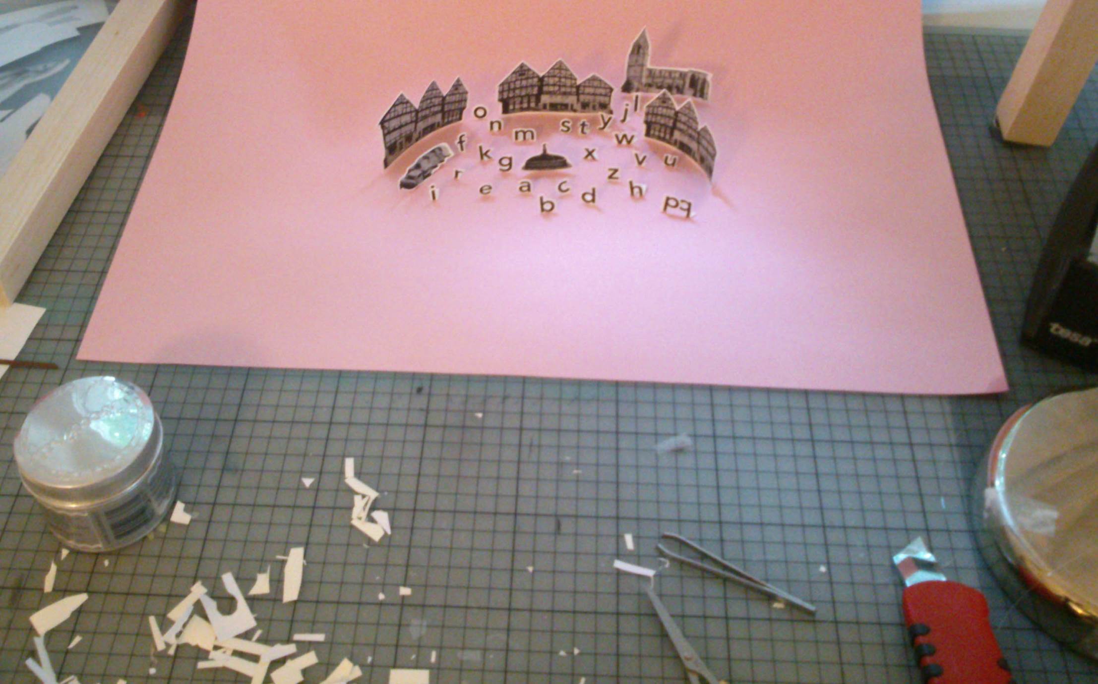 Miriam Horn bei der Arbeit auf dem "Basteltisch"