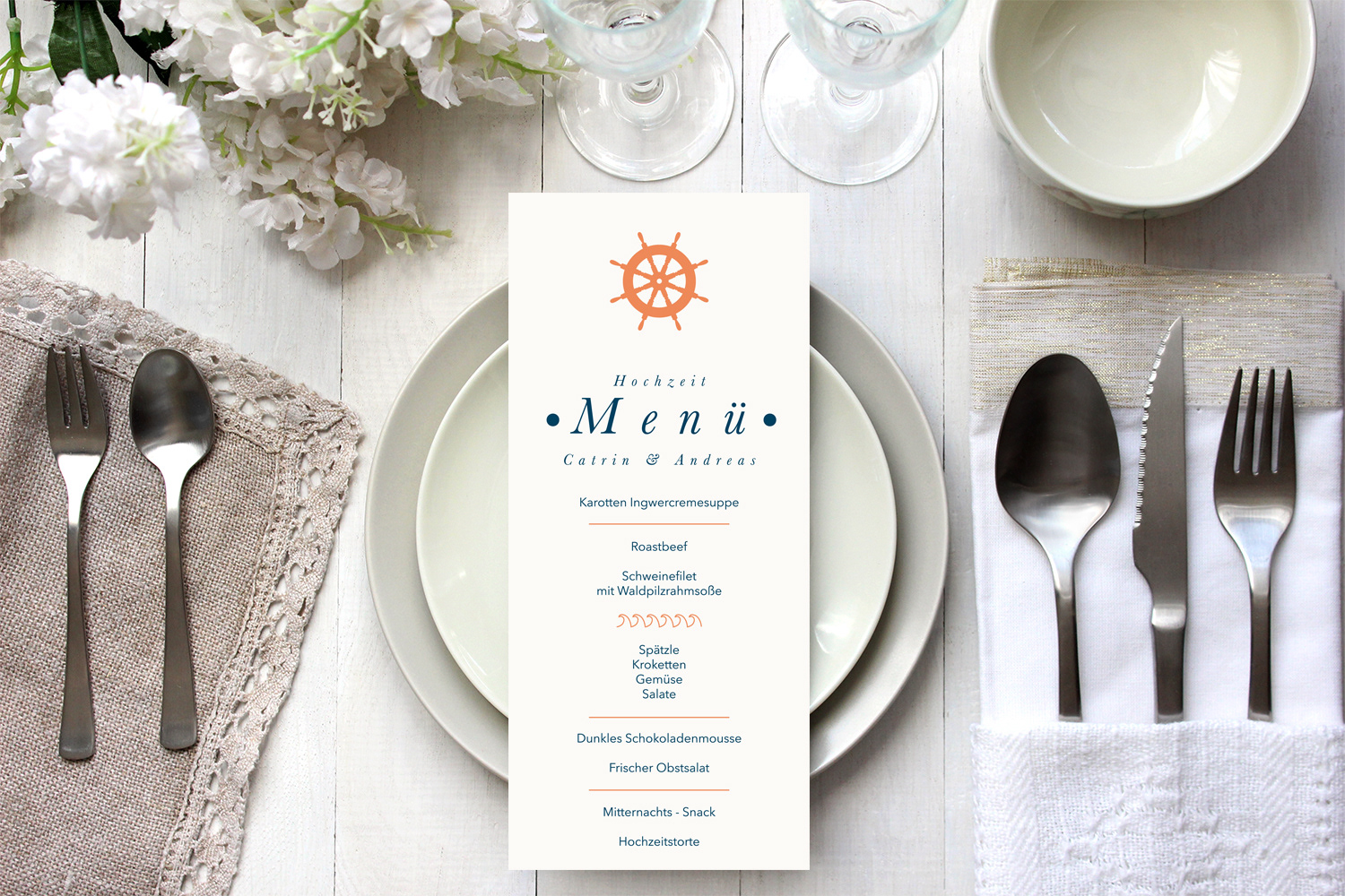 Weiße Menükarte auf einem Teller im Tisch mit Besteck daneben