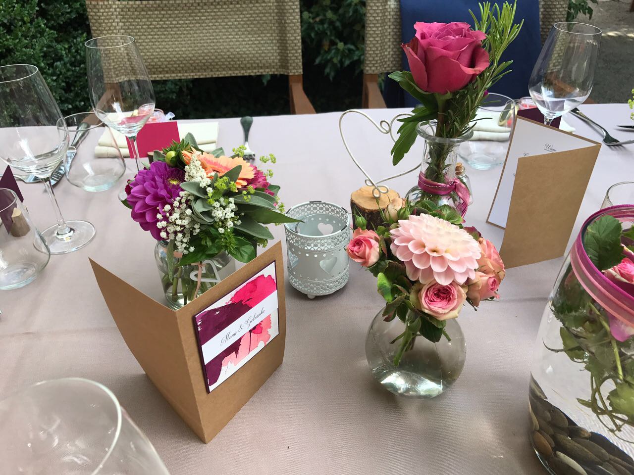 Klappkarten in der Mitte vom Tisch mit Blumen in der Nähe