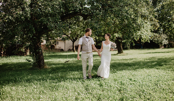 Brautpaar im Freien mit Bäumen und Gras