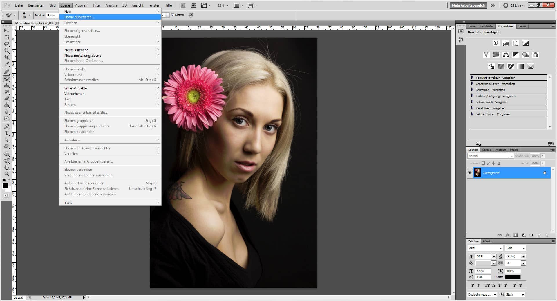 Foto von Frau mit Blume wird in Photshop bearbeitet. Tab Ebene ist offen, Ebene duplizieren... wird ausgewählt. 
