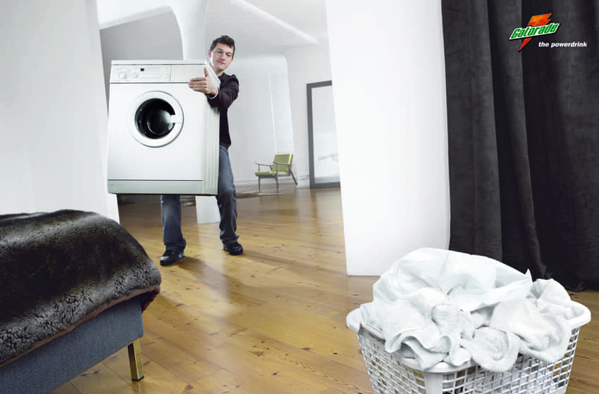 mann trägt waschmaschine
