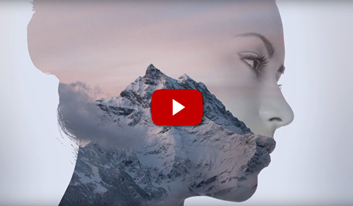 Frau vor Bergen mit Youtube logo