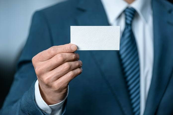 Blogbild: Mann mit leerer Visitenkarte