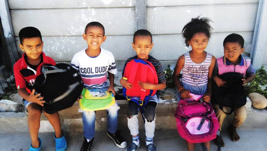 Kinder mit Schultaschen