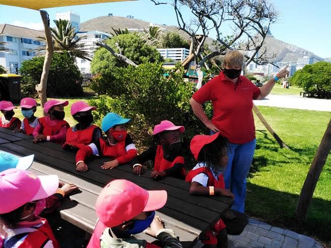Maria beim Ausflug mit Kindern
