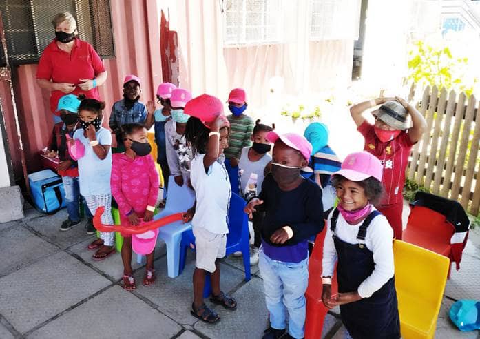 Glückliche Kinder beim Gruppenprojekt