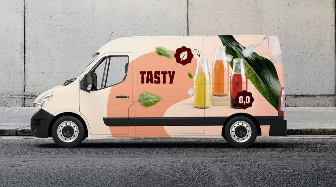 Ein Transporter, der großflächig mit einer Folie beklebt ist.