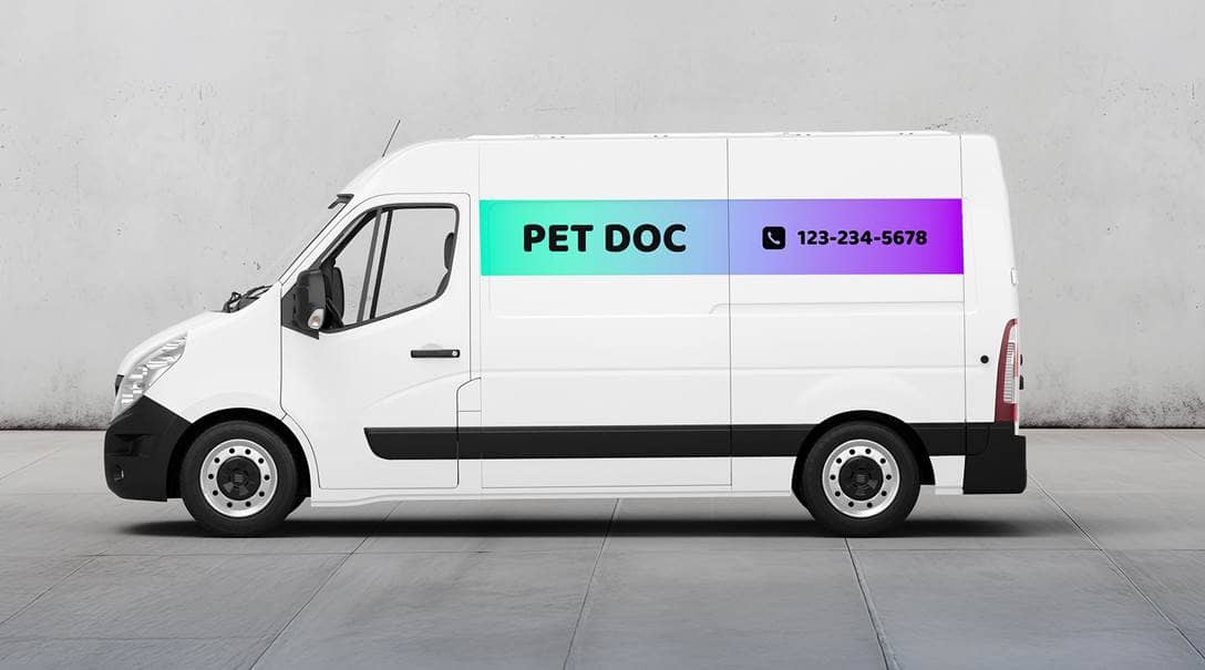 Ein Transporter, der am Laderaum mit einer bunten Folie beklebt ist.