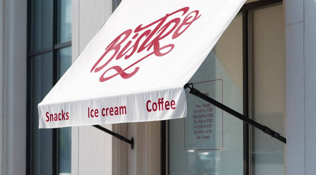 Bannerfolien, die an der Ladenmarkise angebracht sind.