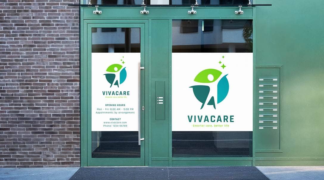 Bedruckte Folien, die an einer Glastür und an einem Fenster angebracht sind.