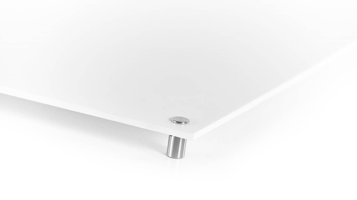 Schilder mit Abstandshalter und Lochbohrungen