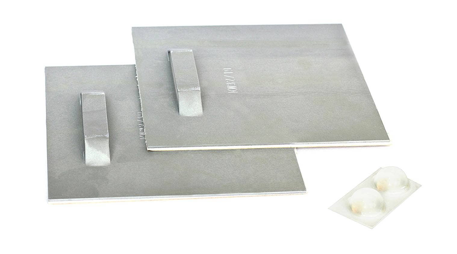 Schilder mit Spiegelblech und Lochbohrungen